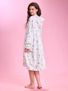 HELLO KITTY AND FRIENDS | SHEIN 1 Buah Selimut Flanel Bermotif, Selimut Berkerudung untuk Rumah dan Luar Ruangan, Lembut dan Nyaman, Dapat Dicuci dengan Mesin, Hadiah Liburan - Halo kucing putih merah muda - View 4