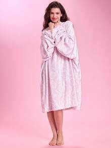 HELLO KITTY AND FRIENDS | SHEIN 1Pc Printed Flannel Wearable Blanket, Home Outdoor Hooded Blanket, Soft And Comfortable, Machine Washable, Holiday Gift - Hello kitty light pink. - View 2