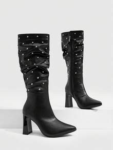 Daringsoles بوت نسائي أسود من جلد PU بكعب مربع ومقدمة مدببة، بتصميم أنبوبي فضفاض مع طيات وزينة مسامير على الساق والركبة، ستايل غربي أمريكي ريترو، مناسب للحفلات في الخريف والشتاء - الأسود - مشاهدة 1