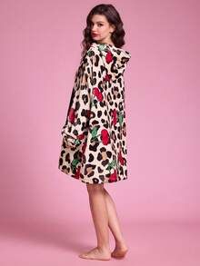 Betty Boop x SHEIN بطانية قابلة للارتداء من الفلانيل المطبوع، بطانية بغطاء رأس للاستخدام المنزلي والخارجي، ناعمة ومريحة، قابلة للغسل في الغسالة، هدية للعطلات - قهوة بيتي - مشاهدة 4