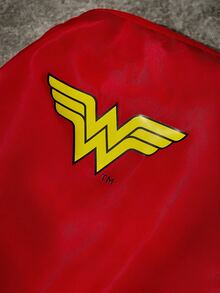 WONDER WOMAN X PETSIN 貓狗通用寵物服裝，魔幻女英雄酷感超級英雄寵物 Cosplay 三件套，包含無袖背心、紅色印花披風與星星皇冠髮箍，適合萬聖節 Cosplay、主題派對與寵物攝影 - 紅色 - 查看 4