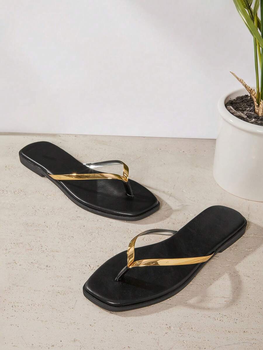 VACAZURE #UrbanLuxe 女士电镀金 TPU 鞋带黑色人字拖——简约、光泽、舒适的夏季必备单品。 - 黑色 - 查看 1