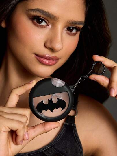 BATMAN X SHEIN 25ml/0.87oz, Botella rociadora recargable, Patrón clásico de logo de murciélago negro y letras, Puede contener perfume, tónico y otros líquidos, Con embudo, Con cordón, Fácil de usar, Material de silicona suave, Portátil para viajes, Necesidades diarias, Adecuado para viajes, D