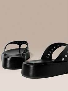 HighSole نعال منزلية مزينة بمسامير معدنية بنمط عظم السمك، مناسبة للعطلات والتسوق والارتداء اليومي - الأسود - مشاهدة 3
