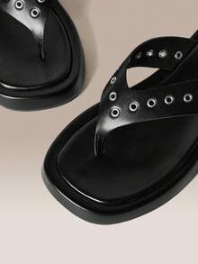 HighSole نعال منزلية مزينة بمسامير معدنية بنمط عظم السمك، مناسبة للعطلات والتسوق والارتداء اليومي - الأسود - مشاهدة 4