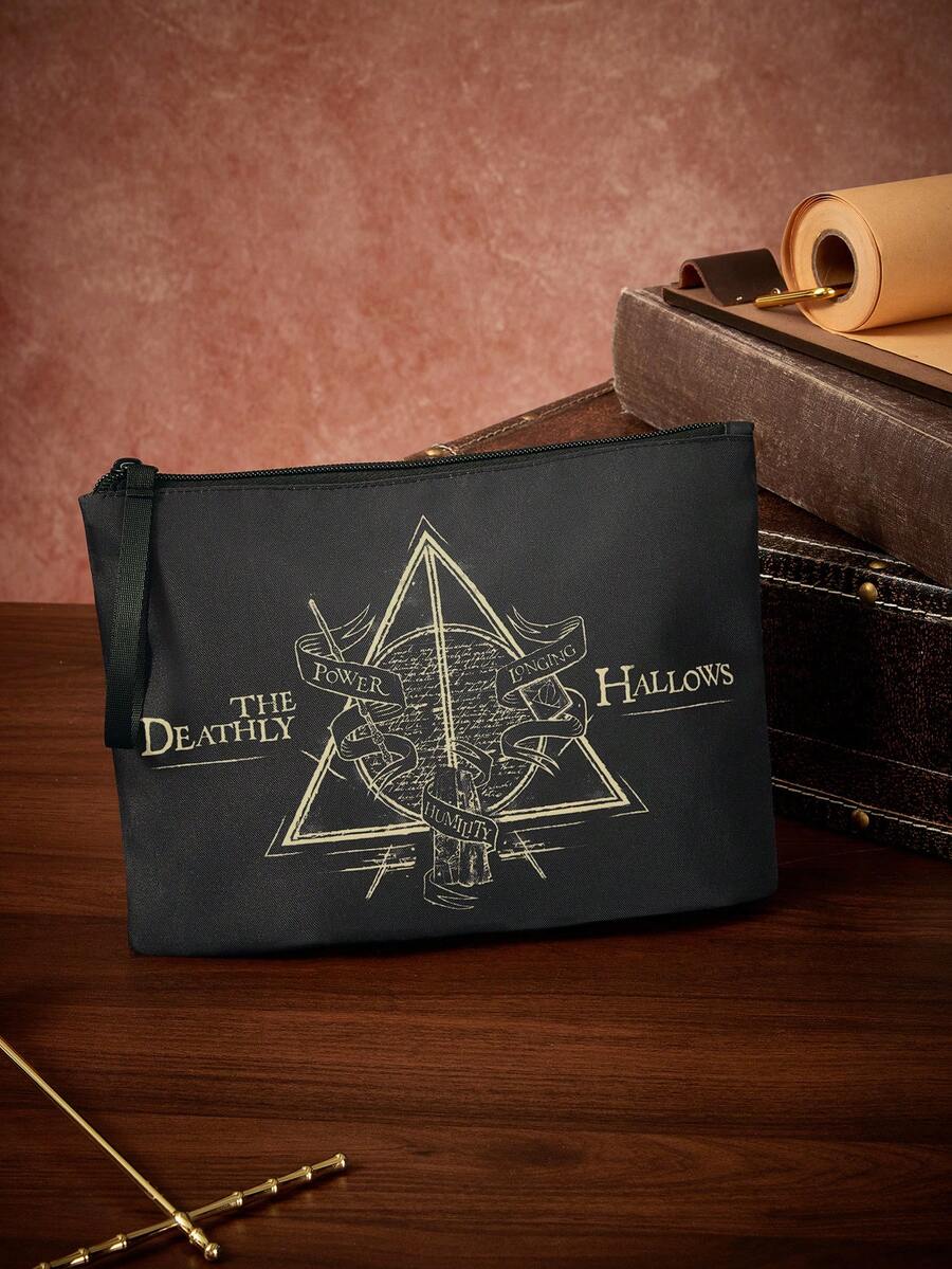 HARRY POTTER X SHEIN حقيبة تخزين بسحاب مطبوعة بطبعة طوطم مثلثية عتيقة مع حزام معصم، تحمل مستحضرات التجميل والأجهزة الرقمية، حقيبة يد متعددة الاستخدامات للمدرسة والتنقل والسفر - كاكي اسود - مشاهدة 1
