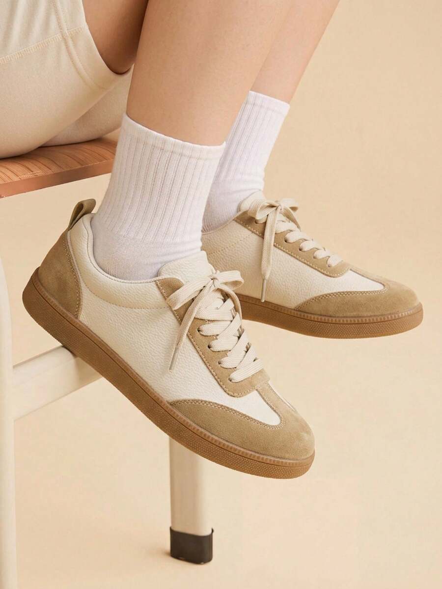 CUCCOO EASI Off-White & Khaki 女款 T-Toe 德式訓練鞋,麂皮拼接低筒運動鞋,百搭通勤休閒平底運動鞋 - 米白卡其色 - 查看 1
