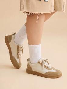 CUCCOO EASI Off-White & Khaki 女款 T-Toe 德式訓練鞋，麂皮拼接低筒運動鞋，百搭通勤休閒平底運動鞋 - 米白卡其色 - 查看 3