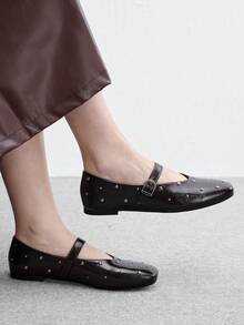 CUCCOO BIZCHIC 瑪麗珍式足踝綁帶平底鞋，鉚釘裝飾，經典百搭，適合通勤與度假 - 咖啡棕 - 查看 1