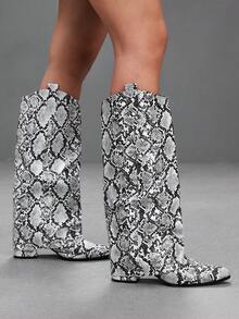 Black and white snake pattern