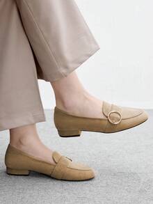 CUCCOO BIZCHIC 女款四季卡其色麂皮圓頭金屬圓扣樂福鞋，溫柔通勤風平底鞋，日常職場穿搭 - 卡其色 - 查看 3