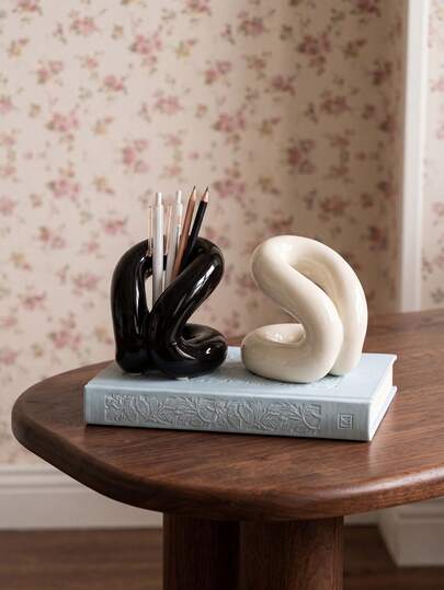 Cirelle 1pc Pen Holder Twisted Knot With High-Gloss Glaze For Minimalist Office Desk Cubicle Featuring Captivating Visual Delight And Tactile Sensory Feedback For Urban Career Women