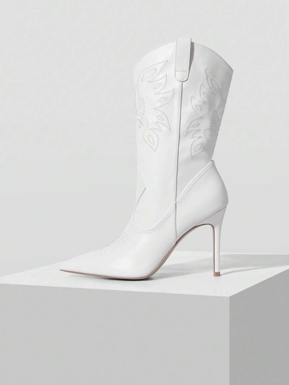 MOTF PURE WHITE EMBROIDERED POINTED TOE STILETTO HEEL SLIMMING ELEGANT MID-CALF HIGH HEEL RIDING BOOTS FRENCH VINTAGE WHITE EMBROIDERED WESTERN BOOTS SEXY STILETTO HEEL VERSATILE EVENING DRESS PHOTOGRAPHY ATMOSPHERE LONG BOOTS FALL BOOTS