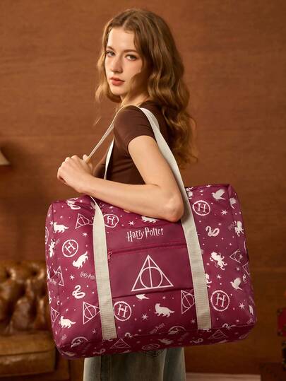 HARRY POTTER X SHEIN Bolsa de viaje grande plegable con estampado, bolsillo frontal con cremallera. Diseño plegable para viajes, gimnasio y almacenamiento de equipaje diario