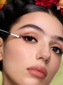 Frida Kahlo X SHEIN 1 buah Pensil Eyeliner Cokelat, Pensil Dua Ujung (Dengan Kuas), Aplikasi Sekali Sapu, Ciptakan Eyeliner yang Memukau - Coklat - View 6