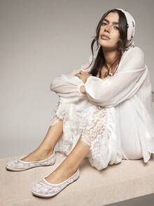 SHEIN VACAZURE #RomanticBloom 女款圓頭加厚鞋墊花卉刺繡珍珠與珠飾裝飾網布白色芭蕾平底鞋–優雅、婚禮與舒適 - 白色 - 查看 3
