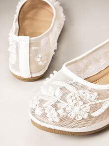 SHEIN VACAZURE #RomanticBloom 女款圓頭加厚鞋墊花卉刺繡珍珠與珠飾裝飾網布白色芭蕾平底鞋–優雅、婚禮與舒適 - 白色 - 查看 8