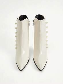 CUCCOO CHICEST Sepatu Wanita dengan Deretan Mutiara, Ujung Lancip, Gaya Prancis yang Elegan, Hak Tipis, Permukaan Mengkilap, Kulit Paten, Sepatu Bot Pendek Warna Beige, Serbaguna untuk Penggunaan Sehari-hari - putih pucat - View 3