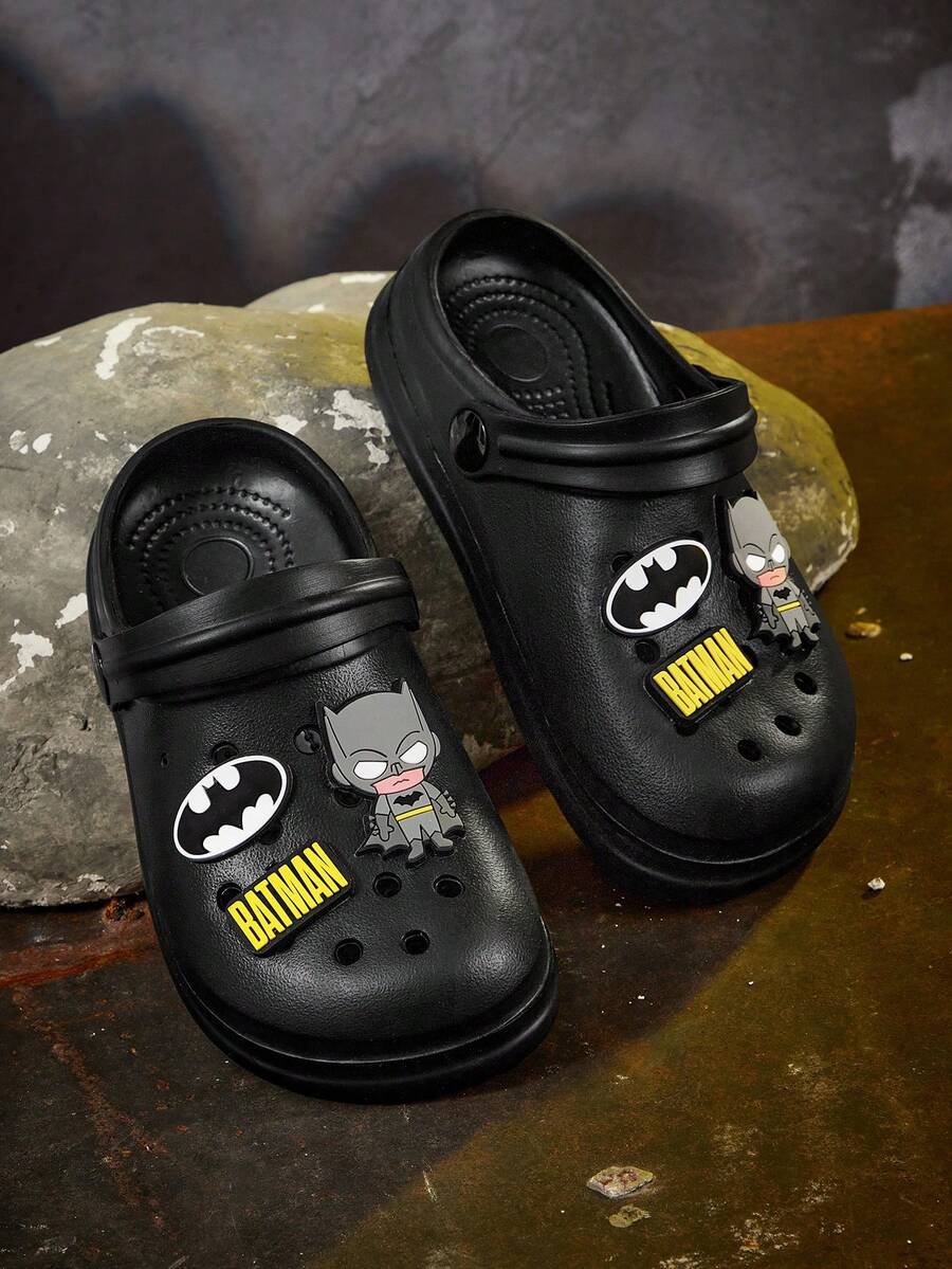 BATMAN X SHEIN 可愛卡通兒童洞洞鞋,透氣快乾、輕盈耐穿,適合室內外穿著的拖鞋與涼鞋 - 黑色 - 查看 1