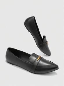 CUCCOO BIZCHIC 女款尖頭樂福鞋，金屬方扣裝飾平底鞋，軟面防滑底，適合職場通勤，多色多款 - 黑色箭頭銘牌扣 - 查看 5
