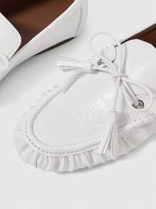 Sleekvia Off-White 女款鱷魚紋樂福鞋，圓頭平底，流蘇裝飾，鬆弛感一腳蹬，休閒舒適百搭 - 米白色 - 查看 4
