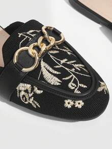 CUCCOO CURVES 女款寬版刺繡舒適黑色穆勒平底鞋，大尺碼時尚春季鞋，適合春假與復活節穿著 - 黑色2 - 查看 4