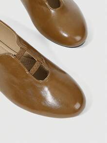 Sleekvia Women's Simple Round Toe Flat Shoes - Brown - View 4