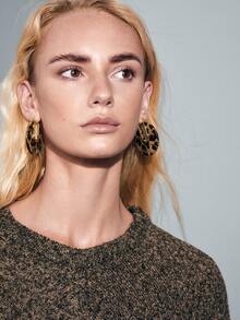 Noxbound Vintage Leopard Print Round Disc Pendant Earrings, Antique Gold U-Buckle Pendant Earrings, Ladies Earrings - U-shaped leopard print - View 3
