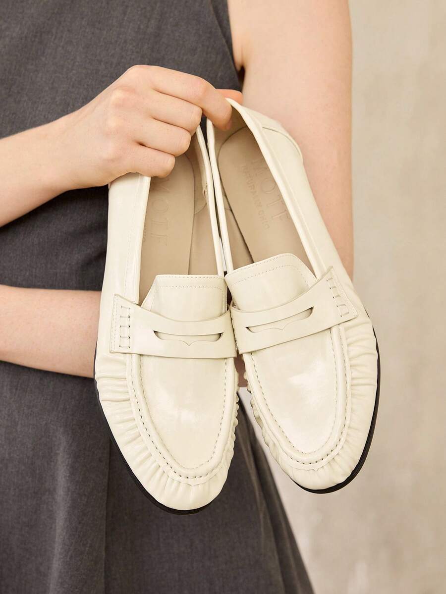 MOTF PREMIUM Damskor i läder, små loafers, business casual platåskor med platt sula, klassiska pendlarskor med horisontella plisserade dekorationer - Vitt - Visa 2