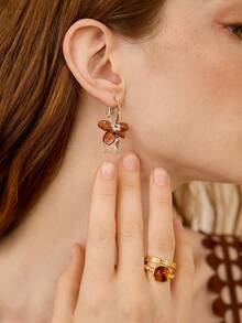MOTF PREMIUM AMBER BROWN RESIN FLOWER GEOMETRIC NICHE EARRINGS - Silver - View 9