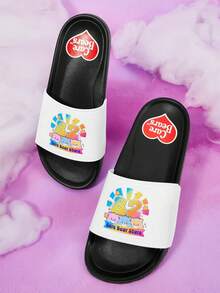 SHEIN X Care Bears 女款夏季時尚卡通圖案夾腳拖鞋，愛心熊拖鞋，彩虹雲朵熊印花，居家度假休閒女鞋 - 白色 - 查看 1
