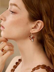 MOTF PREMIUM AMBER BROWN RESIN FLOWER GEOMETRIC NICHE EARRINGS - Silver - View 4
