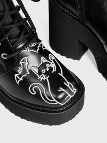 Sugerpunk Sepatu Bot Pendek Wanita Berhak Tebal, Gaya Punk Gothic Keren Hitam dengan Bordir Kelelawar dan Kucing, Inlay Rivet, Resleting Samping, Sepatu Bot Pendek Bertali Gelap - Hitam - View 6