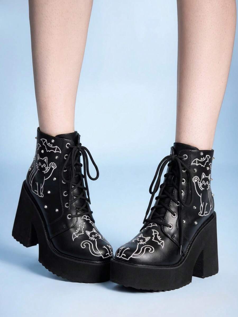 Sugerpunk Sepatu Bot Pendek Wanita Berhak Tebal, Gaya Punk Gothic Keren Hitam dengan Bordir Kelelawar dan Kucing, Inlay Rivet, Resleting Samping, Sepatu Bot Pendek Bertali Gelap - Hitam - View 1