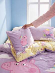 Peppa Pig X SHEIN 3件組印花被套組，採用柔軟、保暖且透氣的布料製成。粉色被套適用於單人、雙人、加大與特大號床鋪，可機洗 - 彩色 - 查看 4
