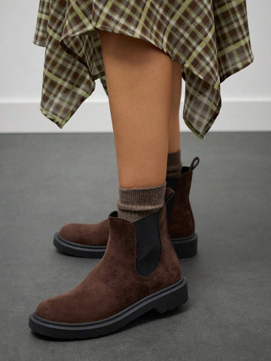 Nöista Maillard Dark Brown Chelsea Booties Round Toe Elastic Sleeve Thick Bottom Low Heel Retro Commuter Ankle Boots - Brown - View 1
