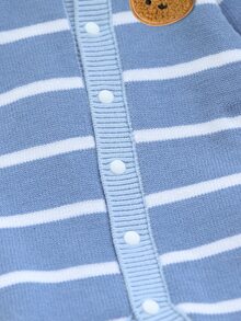 SHEIN Vintaside Kids Baju Terusan Rajut Bayi Laki-laki Motif Garis-garis Beruang dengan Kancing Depan dan Tempelan Gambar Beruang - Biru - View 4