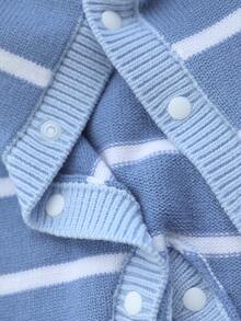 SHEIN Vintaside Kids Baju Terusan Rajut Bayi Laki-laki Motif Garis-garis Beruang dengan Kancing Depan dan Tempelan Gambar Beruang - Biru - View 3