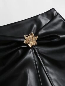 Sweetra Rok Kulit PU dengan Detail Bunga Logam dan Belahan di Bagian Bawah - Hitam - View 4