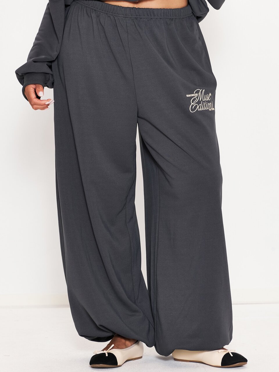 Pantalones de chándal grises con gráfico y detalle de puño suelto, para invierno y otoño, casual para uso diario y salidas, Weekdaze