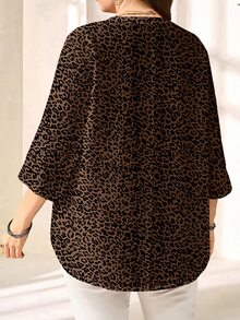 EMERY ROSE Blusa de talla grande con estampado de leopardo y mangas con solapa enrollable - Multicolor - Ver 2