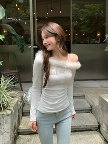 DAZY 水鑽字母圖案不對稱領口毛絨飾邊修身短袖T恤 秋季 - 白色 - 查看 4