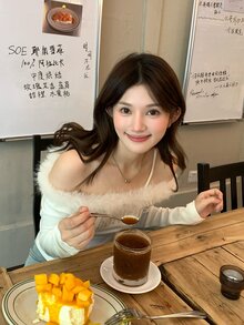 DAZY 水鑽字母圖案不對稱領口毛絨飾邊修身短袖T恤 秋季 - 白色 - 查看 9