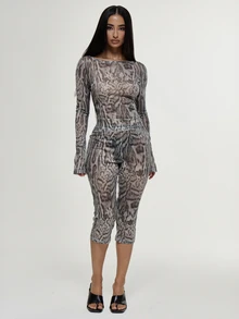 MUSERA Top de manga larga con estampado de leopardo, malla semitransparente, diamantes y eslogan, con pantalones capri ajustados, sexy para noche, vacaciones, festival, sin guion - Multicolor - Ver 3