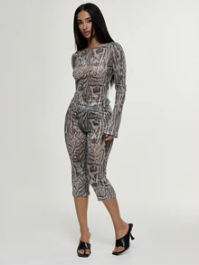 MUSERA Top de manga larga con estampado de leopardo, malla semitransparente, diamantes y eslogan, con pantalones capri ajustados, sexy para noche, vacaciones, festival, sin guion - Multicolor - Ver 2