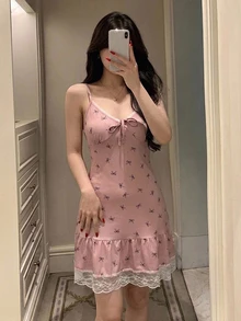 DAZY 蝴蝶結圖案蕾絲拼接修身無袖細肩帶短洋裝 夏季女款睡裙 - 粉色 - 查看 1