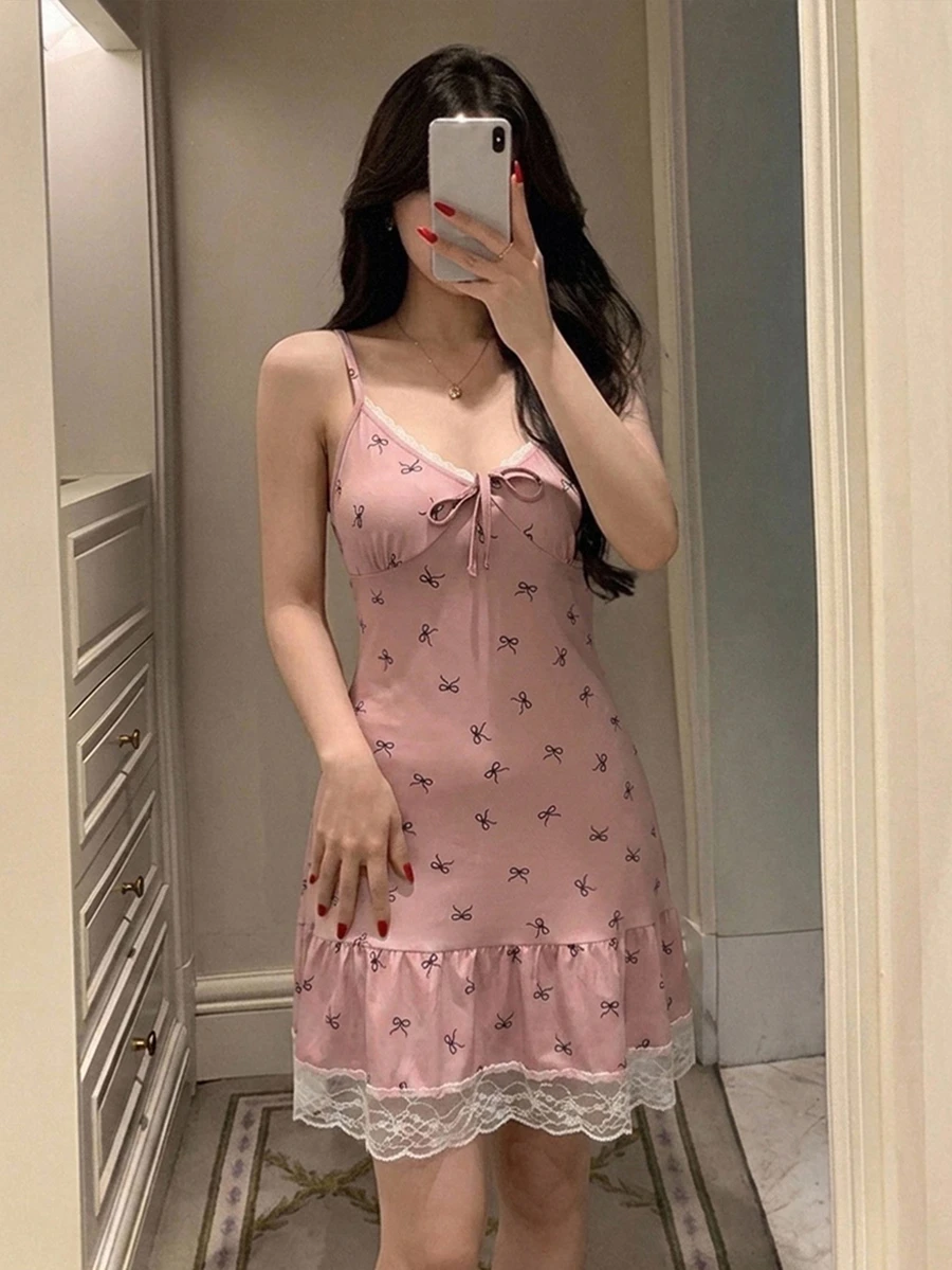 DAZY 蝴蝶結圖案蕾絲拼接修身無袖細肩帶短洋裝 夏季女款睡裙 - 粉色 - 查看 1