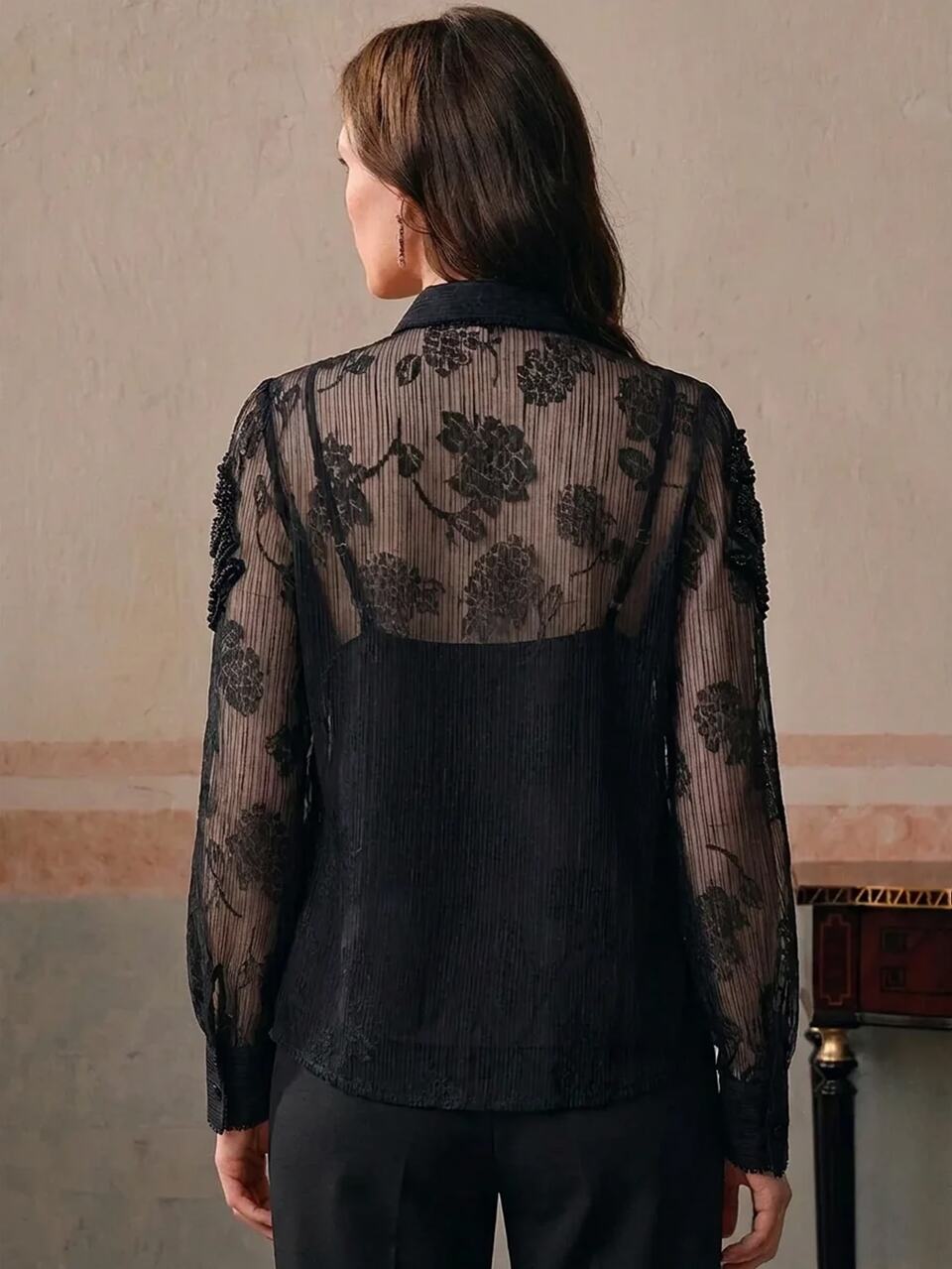 Blusa tipo camiseta elegante de estilo corte con decoración de perlas y cuentas, cuello alto pequeño, ligeramente transparente, manga larga, para primavera, verano, festival, graduación, elegante, atuendo de San Valentín