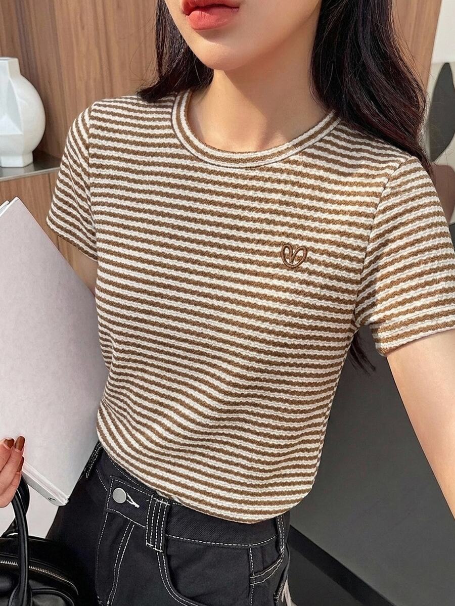 DAZY 女款愛心刺繡圖案條紋休閒日常短袖T恤 - 卡其色 - 查看 1
