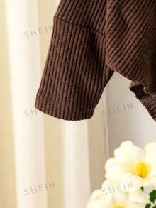 SHEIN (少女) 春/秋/冬休閒T恤套裝，正面白色珠飾裝飾，不對稱設計，高領，針織羅紋刷毛布料，純色卡其色長袖T恤上衣搭配珠飾下擺休閒喇叭褲，2件套裝，適合春/秋/冬返校季，優雅大方，適用於日常上學、外出、旅行和聚會 - 棕色 - 查看 4